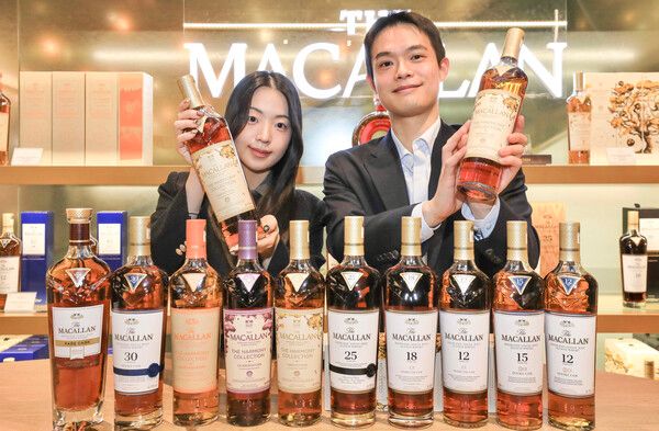 24일, 서울시 영등포구 더현대 서울 지하 1층에 위치한 '맥캘란 하모니 컬렉션' 팝업스토어에서 직원들이 제품을 소개하고 있다.