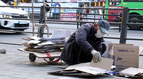 서울 도봉구에서 한 노인이 폐지를 줍고 있다. /사진=뉴시스