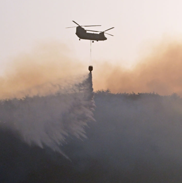 25일 오전, 지난 21일 경남 산청군에서 발생한 대형 산불이 산등성이를 타고 하동군 옥종면으로 확산되고 있는 가운데 군용헬기가 진화작업을 펼치고 있다. /사진=뉴시스