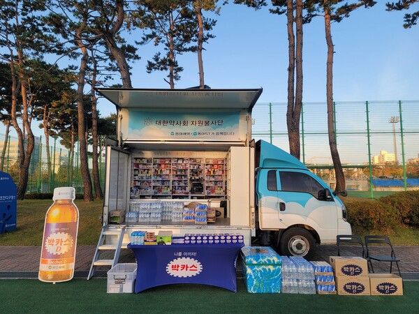 동아제약이 경상권 산불피해 주민에게 전달하는 의약품 등이 담긴 봉사약국 트럭 [사진=동아제약](포인트경제)