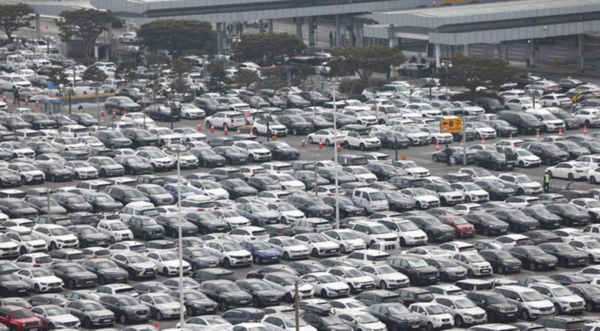 지난달 28일 서울 강서구 김포국제공항 국내선 주차장이 여행객 차량들로 가득 차 있다. /사진=뉴시스