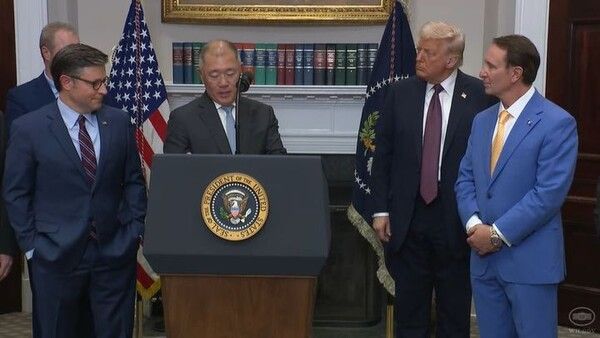 정의선 현대차그룹 회장(오른쪽 세번째)이 24일(현지시간) 미국 워싱턴&nbsp;DC&nbsp;백악관에서 도널드 트럼프 미국 대통령(오른쪽 두번째) 등이 참석한 가운데 210억 달러 규모의 대미 투자 계획을 발표하고 있다. /백악관 유튜브 캡쳐