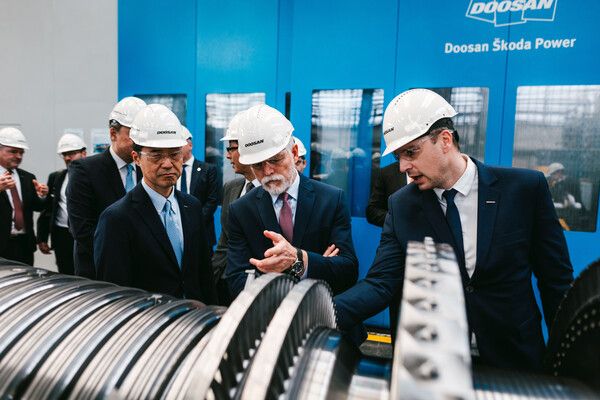 25일(체코 현지 시각)&nbsp;두산스코다파워를 방문한 체코 페트르 파벨 대통령(오른쪽 두 번째)이 두산에너빌리티 손승우 파워서비스BG장(오른쪽 세 번째)과 증기터빈을 살펴보고 있다.&nbsp;&nbsp;