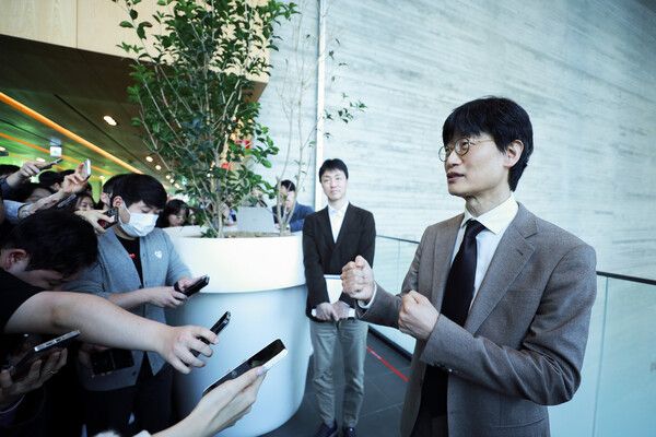 네이버는 26일 네이버 그린팩토리에서 개최된 제26기 주주총회에서 이해진 창업자의 사내이사 선임 건과 최수연 대표의 사내이사 재선임 건 등 상정된 안건이 모두 통과됐다고 밝혔다. 이해진 네이버 창업자가 26기 주총이 끝나고 기자들과 소통을 하고 있다.&nbsp;