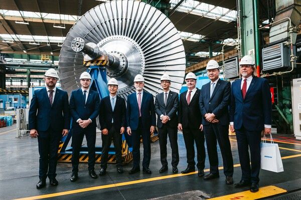 25일(체코 현지 시각)&nbsp;두산스코다파워를 방문한 체코 페트르 파벨 대통령(왼쪽 네 번째)이 홍영기 주 체코 대사(왼쪽 다섯 번째),&nbsp;두산에너빌리티 손승우 파워서비스BG장(왼쪽 세 번째),&nbsp;두산스코다파워 임영기 법인장(오른쪽 두 번째)&nbsp;등 주요 관계자들과 증기터빈 앞에서 기념촬영을 하고 있다.