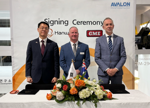 한화시스템과 한화에어로스페이스 호주법인,&nbsp;비저너리 머신스가 호주 질롱에서 열리고 있는 아발론 에어쇼에서 양해각서(MOU)를 체결했다.&nbsp;왼쪽부터 박성균 한화시스템&nbsp;DE1&nbsp;사업단장,&nbsp;딘 미치(Dean Michie)&nbsp;한화에어로스페이스 호주법인장 대행,&nbsp;소니 포스터(Sonny Foster)&nbsp;비저너리 머신스&nbsp;CEO /한화시스템 제공