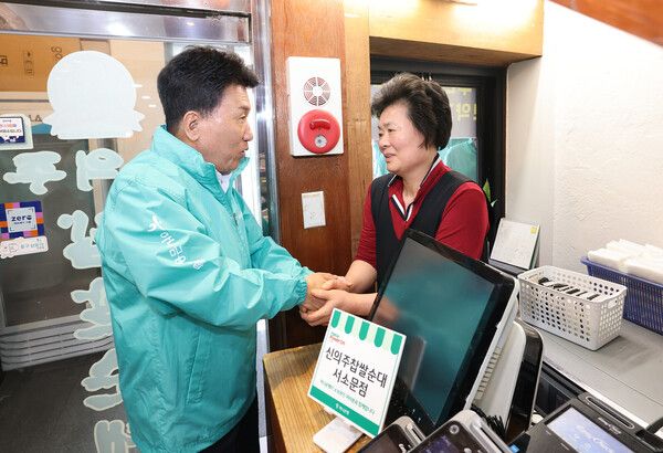 지난 26일 소상공인 사업장을 찾은 함영주 회장(사진 왼쪽)이 소상공인과 인사를 나누고 있다. /하나금융그룹 제공