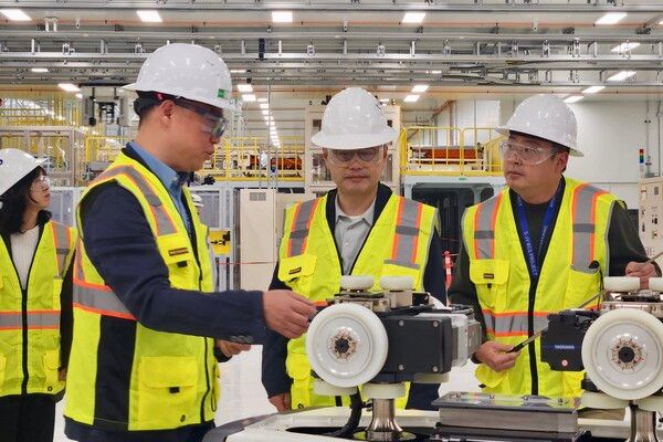 윤희성 수출입은행장(사진 왼쪽에서 세번째)이 현지시간 27일 배터리 업계와의 소통 강화를 위해 미국 조지아주에 위치한 현대차-SK온 합작법인의 건설 현장을 방문했다.