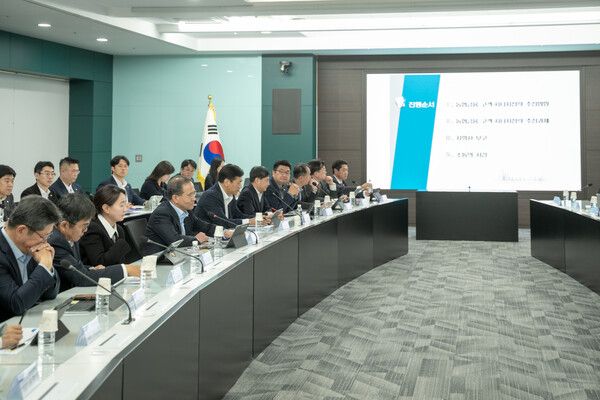 농협금융은 지난 27일 서울 본사에서 2025년 제1차 농협금융 고객전략협의회와 시너지추진협의회를 통합 개최했다. 이찬우 회장(앞줄 왼쪽에서 네 번째)이 회의를 주재하고 있다. [사진=농협금융지주](포인트경제)