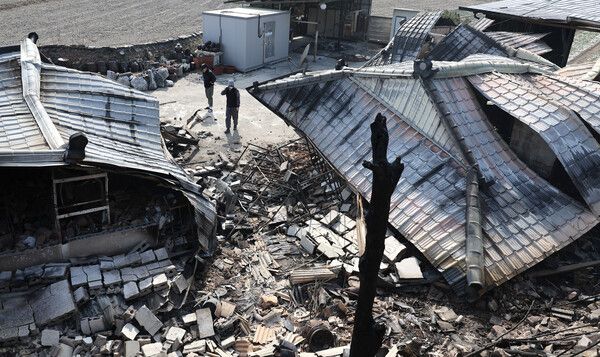 30일 경북 안동시 임하면 추목리에서 산불 피해 주민들이 전소된 집을 살펴보고 있다. /사진=뉴시스