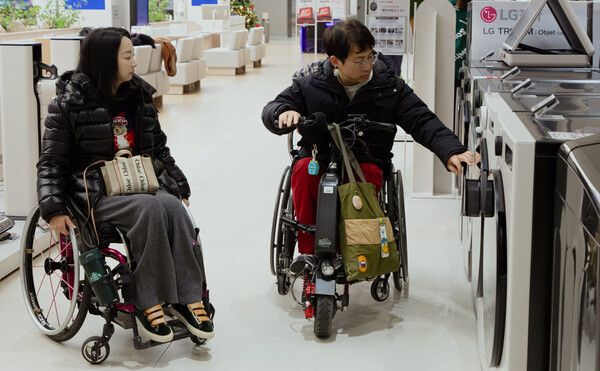 LG전자의 가전제품 접근성 개선 커뮤니티 ‘볼드 무브’ 회원들이 서울양평220점에서 LG전자 가전제품을 살펴보고 있는 모습이다. [사진=LG전자](포인트경제)