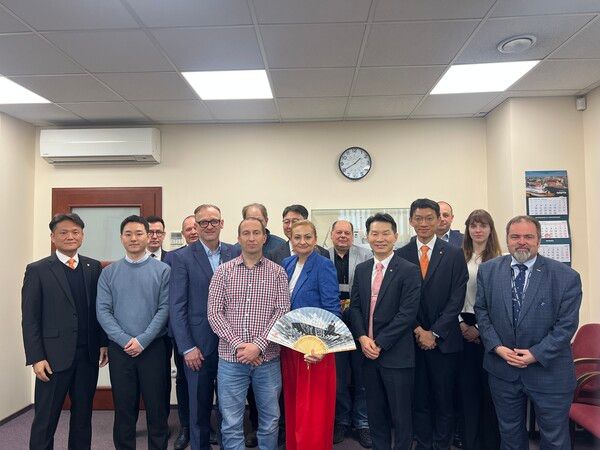 한화오션 관계자들이 나우타 조선소를 방문,&nbsp;이 회사 대표 모니카(왼쪽에서 다섯번째)&nbsp;사장을 비롯한 관계자들과 함정건조 및&nbsp;MRO사업 협력에 대해 방안을 협의했다. [사진=한화오션](포인트경제)