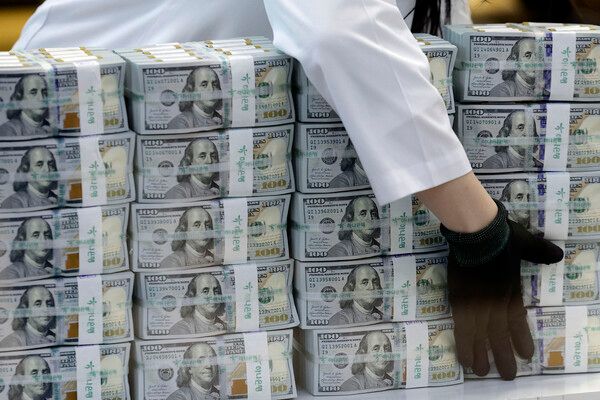 5일 서울 중구 하나은행 위변조대응센터에서 직원이 달러를 정리하고 있다. /사진=뉴시스