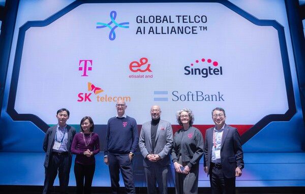 글로벌 텔코&nbsp;AI&nbsp;얼라이언스 로고를 배경으로 최고 경영진이 기념 사진을 촬영하는 모습. 왼쪽부터 타다시 이이다(Tadashi Iida)&nbsp;소프트뱅크 최고정보보안책임자(CISO),&nbsp;아나 입(Anna Yip)&nbsp;싱텔 그룹 인터내셔널 디지털 서비스&nbsp;CEO,&nbsp;팀 회트게스(Tim Höttges)&nbsp;도이치텔레콤 회장,&nbsp;하템 도비다(Hatem Dowidar)&nbsp;이앤(e&)&nbsp;그룹&nbsp;CEO,&nbsp;클라우디아 네맛(Claudia Nemat)&nbsp;도이치텔레콤 기술혁신담당이사,&nbsp;유영상&nbsp;SKT CEO.//SKT 제공