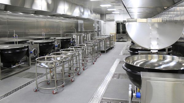 CJ프레시웨이와 서진푸드가&nbsp;조성한&nbsp;실버 이동급식 조리시설 전경 [사진=CJ프레시웨이](포인트경제)