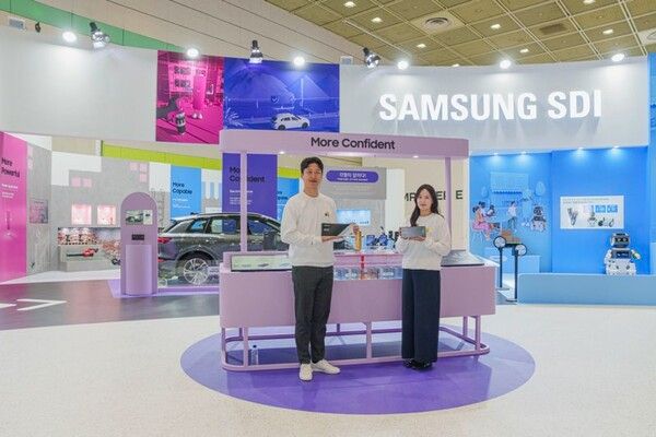 인터배터리 2025에 마련된 삼성SDI 부스에서 모델들이 삼성SDI 각형 배터리를 소개하고 있다.