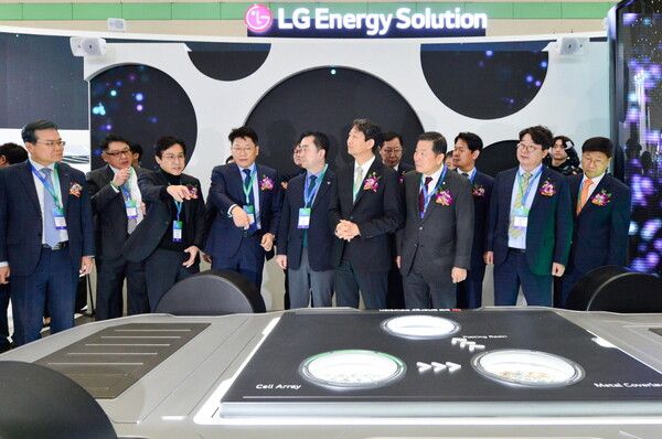LG에너지솔루션 '인터배터리 2025' 전시관에서 김동명&nbsp;LG에너지솔루션 대표이사(좌측에서 네번째)가 관계자들에게&nbsp;CAS&nbsp;모듈팩솔루션에 대해 설명하고 있다.