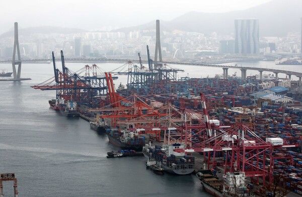 지난 2일 부산 남구 감만부두에서 수출입 컨테이너 선적 및 하역작업이 진행되고 있다. /사진=뉴시스