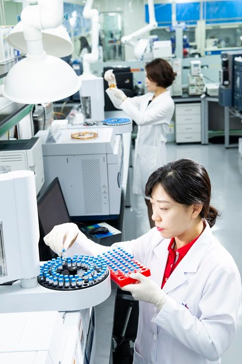 KGC인삼공사 연구원이 연구를 하고 있다.