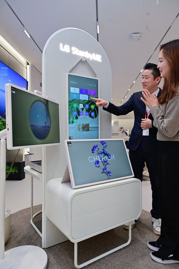 &nbsp;LG전자는 'LG 스탠바이미 2'를 오프라인에서 만나볼 수 있도록 전국 LG전자 베스트샵 순차 전시를 시작했다. 사진은 LG전자 베스트샵에서 뛰어난 이동성과 편리한 사용성을 더욱 강화한 스탠바이미 2의 다양한 활용씬을 체험해 보고 있는 모습.