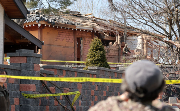 경기 포천시 이동면 노곡리에서 민가에 포탄이 떨어진 6일 오후 마을 일대에서 군 관계자가 수색을 하고 있다. /사진=뉴시스
