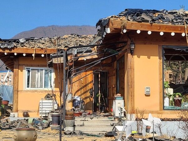 일 오전 10시5분께 경기 포천시 이동면 노곡리 한 마을에 공군 전투기에서 비정상 투하된 폭탄이 떨어져 피해를 입은 주택이 파손돼 있다./사진=뉴시스