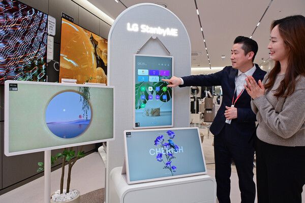 &nbsp;LG전자는 'LG 스탠바이미 2'를 오프라인에서 만나볼 수 있도록 전국 LG전자 베스트샵 순차 전시를 시작했다. 사진은 LG전자 베스트샵에서 뛰어난 이동성과 편리한 사용성을 더욱 강화한 스탠바이미 2의 다양한 활용씬을 체험해 보고 있는 모습.