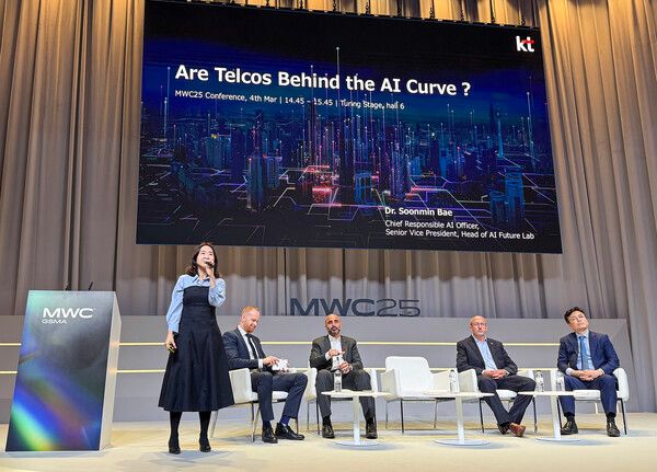 (좌측 첫번째) KT AI Future Lab장 배순민 상무(CRAIO)가 스페인 바르셀로나&nbsp;MWC25&nbsp;행사장에서 열린 주요 세션에 패널로 참석해 발표하고 있다.