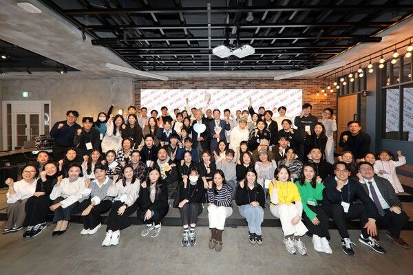 한화생명&nbsp;홍정표&nbsp;커뮤니케이션실&nbsp;부사장(중앙 뒤쪽 우측),&nbsp;대한암협회&nbsp;이민혁&nbsp;회장(중앙 뒤쪽 좌측), 암경험청년&nbsp;크루원들이&nbsp;WE&nbsp;CARE&nbsp;RESET&nbsp;크루&nbsp;성과&nbsp;공유회에&nbsp;참여한&nbsp;뒤&nbsp;기념촬영을&nbsp;하고&nbsp;있다. [사진=한화생명](포인트경제]