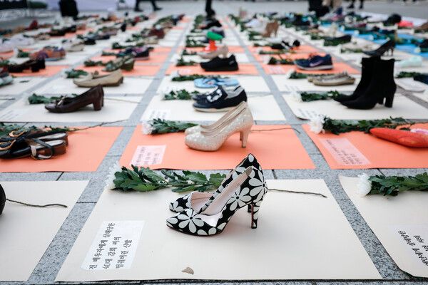 지난해&nbsp;서울 종로구 보신각 앞에서 한국여성의전화 관계자들이 여성 살해를 규탄하는 '192켤레'의 멈춘 신발 퍼포먼스를 하고 있다. /사진=뉴시스