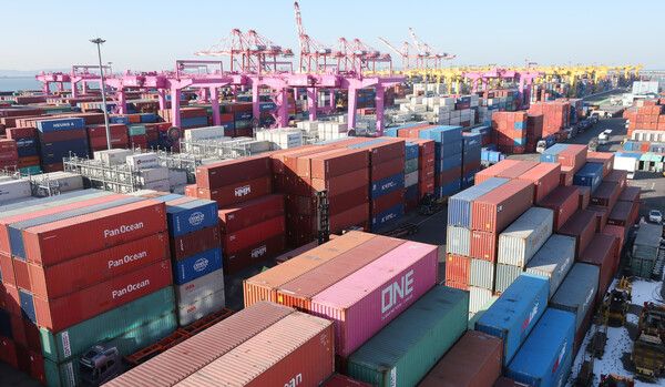 인천 연수구 인천신항 컨테이너 터미널에 수출입 컨테이너가 쌓여 있다. /사진=뉴시스