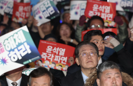 이재명 더불어민주당 대표가 9일 오후 서울 종로구 경복궁역 4번출구 인근에서 열린 ‘윤석열즉각퇴진·사회대개혁 비상행동 탄핵 촉구 집회‘에서 구호를 외치고 있다. /사진=뉴시스