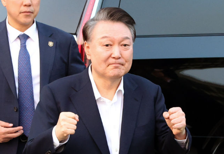 석방된 윤석열 대통령이 8일 오후 서울 용산구 한남동 관저 입구에서 지지자들에게 인사하고 있다. /사진=뉴시스