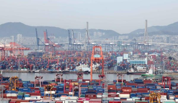 1일 부산 남구 신선대(사진 아래) 및 감만(위) 부두 야적장에 컨테이너가 가득 쌓여 있다. /사진=뉴시스