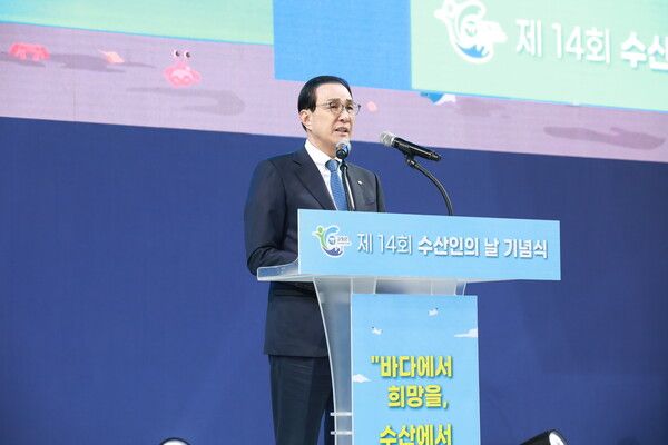 1일 노동진 한수총 회장이 고창군에서 열린 제14회 수산인의 날 기념식에 참석해 개회사를 하고 있다.