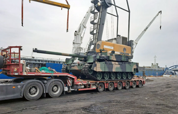 폴란드 그드니아(Gdynia)에 도착해 하역되고 있는 K2전차 / 현대로템(포인트경제)