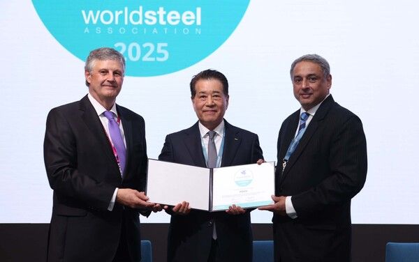 포스코가 4년 연속 지속가능성 최우수 멤버(Sustainability Champion)에 선정됐다. 왼쪽부터 에드윈 바쏜 세계철강협회 사무총장, 장인화 포스코그룹 회장, 나렌드란 세계철강협회장 겸 타타스틸 회장. /포스코홀딩스 제공