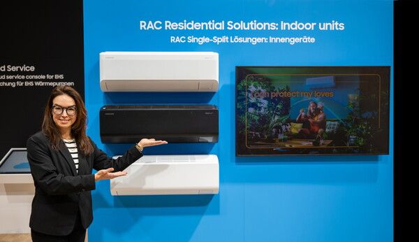 삼성전자 모델이 독일 냉난방공조전시회 'ISH 2025’에서&nbsp;'비스포크 AI 무풍콤보' 벽걸이형 에어컨 신제품을&nbsp;소개하고 있다 [사진=삼성전자](포인트경제)