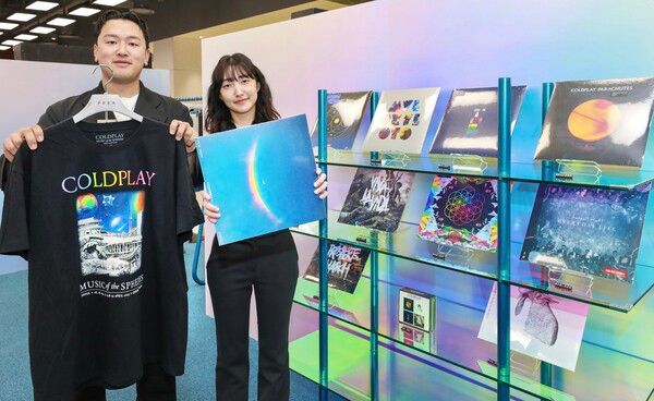 10일 오전, 서울 영등포구에 위치한 더현대 서울 지하 2층 밴드 콜드플레이의 '문뮤직 팝업스토어 서울'에서 직원들이 굿즈를 소개하고 있다.