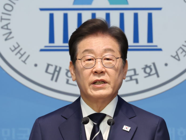 대선 출마를 선언한 이재명 전 더불어민주당 대표가 11일 서울 여의도 국회 소통관에서 비전 및 캠프 인선 발표를 하고 있다. /사진=뉴시스