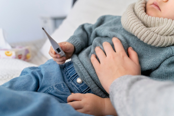 아이를 돌보고 있는 엄마 /사진=프리픽