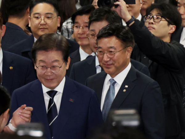 대선 출마를 선언한 이재명 전 더불어민주당 대표가 11일 서울 여의도 국회 소통관에서 비전 및 캠프 인선 발표를 하기 위해 들어서고 있다. /사진=뉴시스