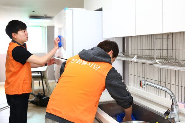 한화 임직원들이 '한화와 함께하는 희망 보금자리 1호' 개관을 위한 봉사활동을 진행하고 있다. [사진=한화](포인트경제)