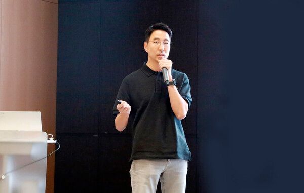 김민표&nbsp;두산로보틱스 대표가 전 임직원들이 모인 타운홀 미팅 자리에서 회사의 방향성과 비전에 대해 공유하고 있다.