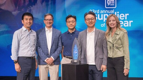 미국 애리조나주에서 열린 '제33회 올해의 공급사 시상식'에서 LG전자 VS사업본부장 은석현 부사장(왼쪽에서 네번째)과 VS북미법인장 오해진 상무(왼쪽에서 세 번째) 등이 GM의 크리스틴 토스 전장부품·소프트웨어·커넥티비티 구매 총괄(왼쪽에서 다섯 번째)과 기념사진을 찍고 있는 모습 [사진=LG전자](포인트경제)