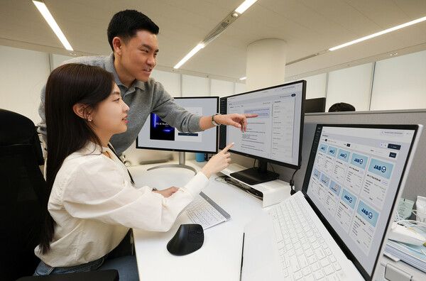 KT&nbsp;직원들이 태국어&nbsp;LLM&nbsp;플랫폼 구축 프로젝트에서 개발한&nbsp;LLM&nbsp;운영 관리 환경&nbsp;'LLM&nbsp;옵스'를 테스트하고 있다. /KT 제공