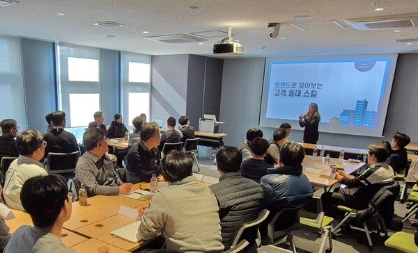 서울 종로구 돈의문 디타워 본사에서&nbsp;DL이앤씨 각 지역사무소&nbsp;CS&nbsp;담당자들이 전문&nbsp;CS&nbsp;교육을 받고 있다. /DL이앤씨 제공