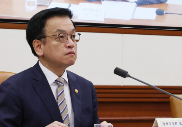 최상목 경제부총리 겸 기획재정부 장관이 15일 오전 서울 종로구 정부서울청사에서 열린 경제관계장관회의 겸 산업경쟁력강화 관계장관회의에 참석해 유상임 과학기술정보통신부 장관의 발언 듣고 있다. /사진=뉴시스