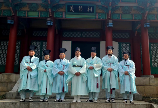 지난 3월 2일 서울 노량진 사육신묘 의절사에서 세조의 후손과 여섯 선생 후손이 참배했다. (사진 왼쪽부터)이개 후손 이임구, 박팽년 후손 박원경, 이석형 후손 이찬희, 세종대왕 직계손 이준 황손, 신숙주 후손 신경식, 성삼문 후손 성원식, 하위지 후손 하용락. /세종대왕 사가독서 기념사업회