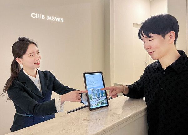 현대백화점 더현대 서울 VIP 라운지에서 직원이 고객에게 ‘마리나 베이 샌즈(Marina Bay Sands)’ VIP 서비스 제휴에 따른 혜택을 설명하고 있다. /현대백화점 제공